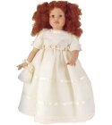 poupee Elia dans sa robe de communion beige